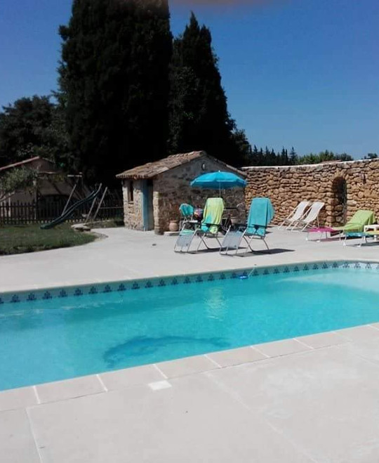 L'espace détente du Mas Bleu en Provence entre piscine et jardin