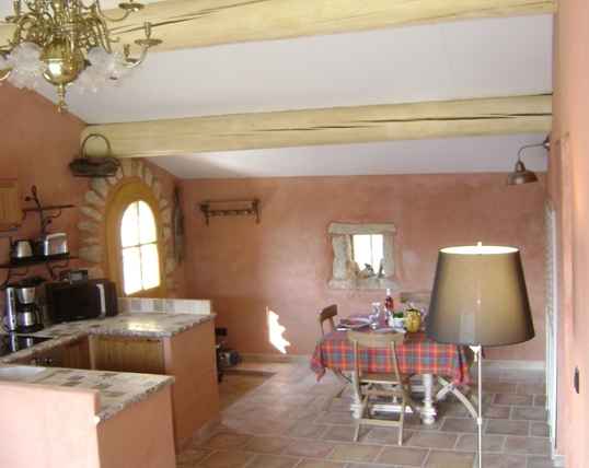 La cuisine et le salon du Mas Bleu en Provence